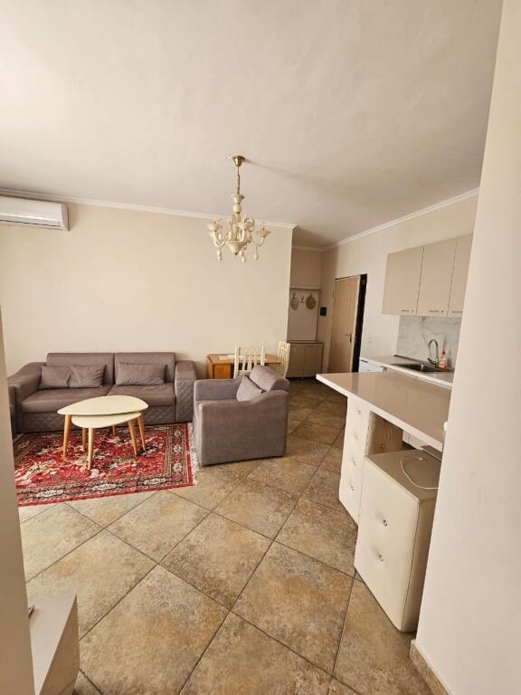 In vendita Appartamento 1+1 - Shkëmbi i Kavajës, vicino all'Hotel Majestik