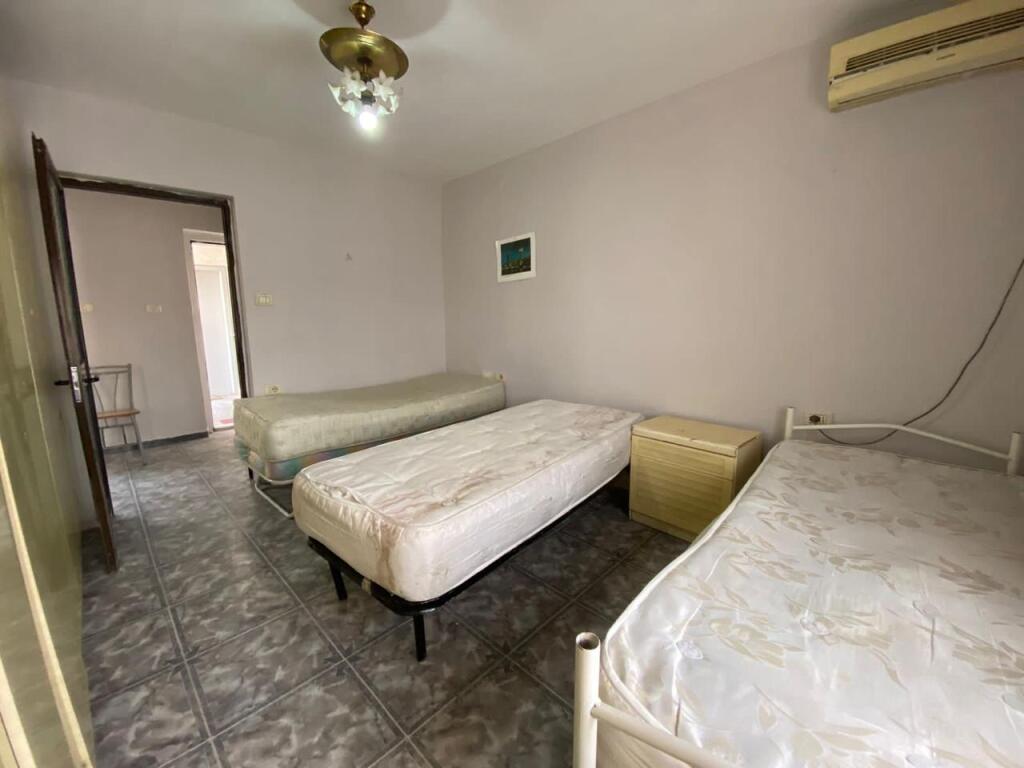 An apartment 2+1+1 with a balcony is for rent on Myslym Shyri street.