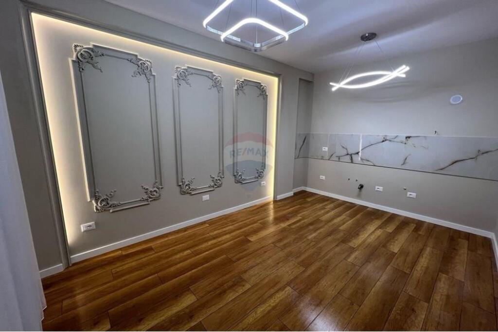 Shitet apartament 1+1 tek Rruga e Kavajes.