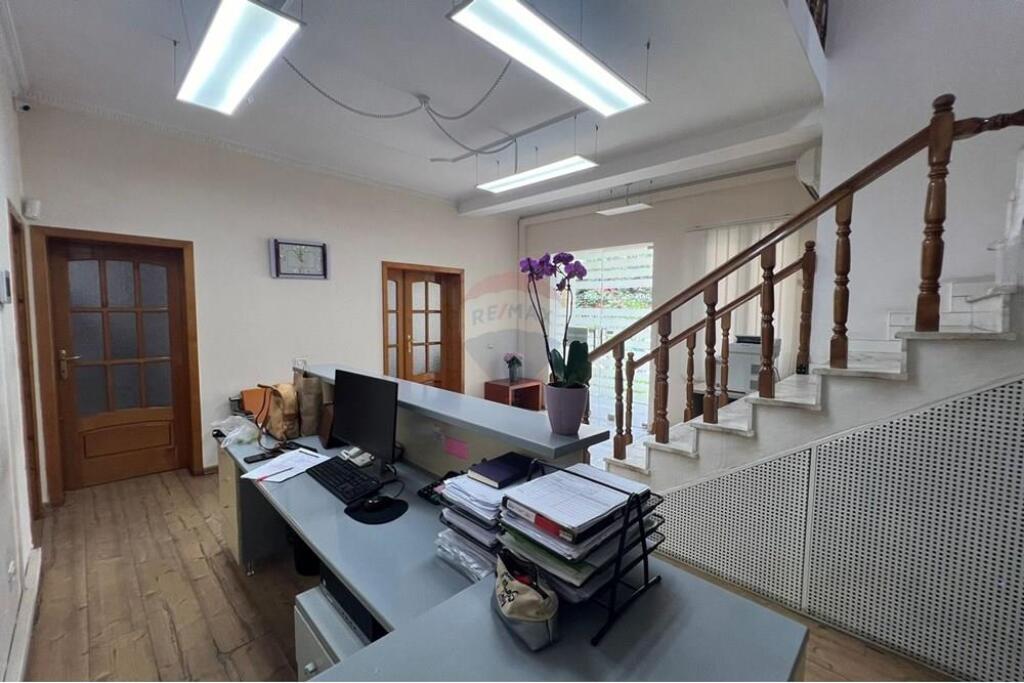 OBJECT FOR OFFICES IN THE PARIS COMMUNITY