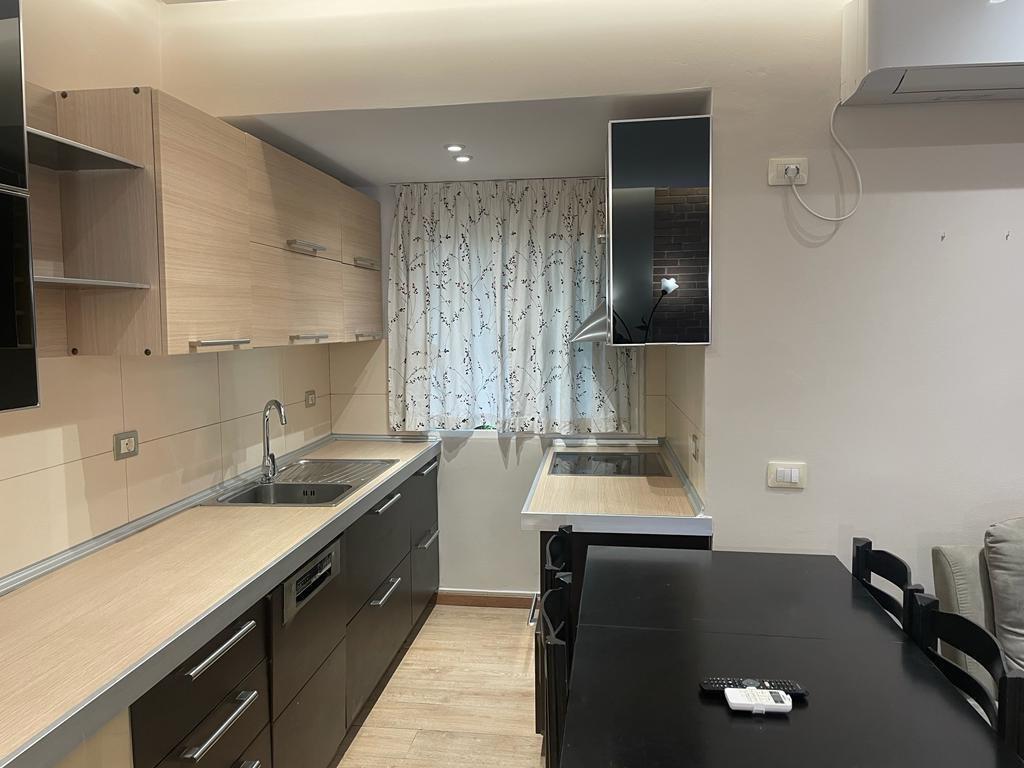 Apartament 2+1 me qira – Rruga Petronini Luarasi, Shkolla e Baletit