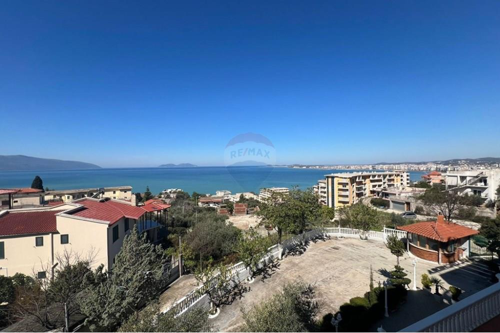 Hotel ne Shitje me pamje nga Deti, Vlore!