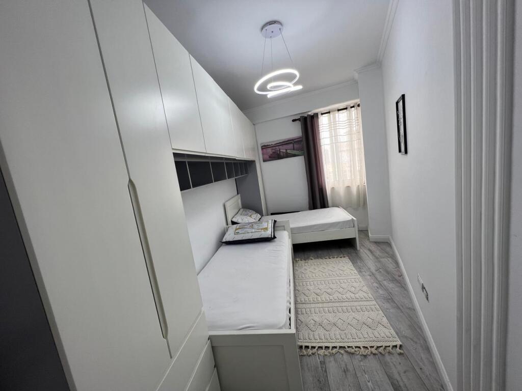 Shitet apartament 2+1 tek kompleksi fratari, Astir