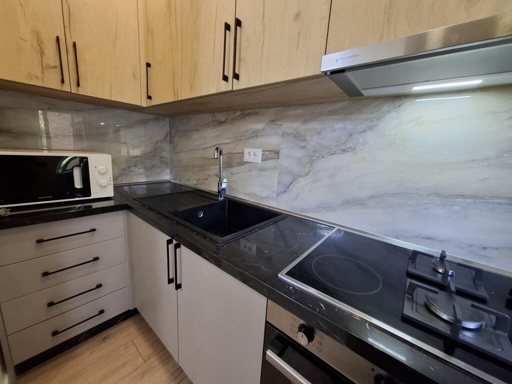 In Affitto: Appartamento 1+1 con Balcone (📍Xhamllik – Di fronte al Neptun) - 3° Piano – 60m² || €520/mese