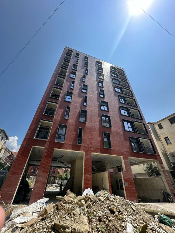 Shitet Apartament 1+1 te 5 maj