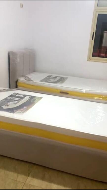 🏢Rruga Kongresi i Manastirit, pranë Pediatrisë, jepet me qera apartament 2+1+2 me post parkimi, e mobiluar.