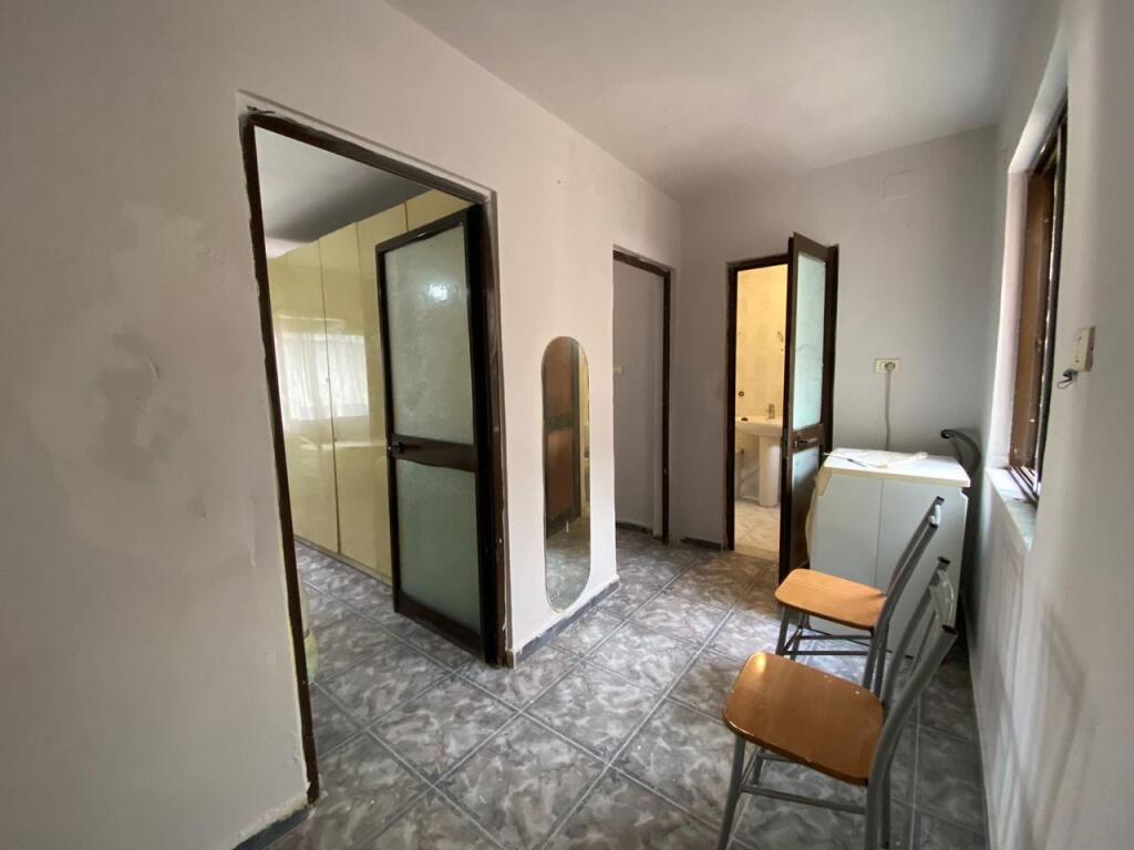 An apartment 2+1+1 with a balcony is for rent on Myslym Shyri street.