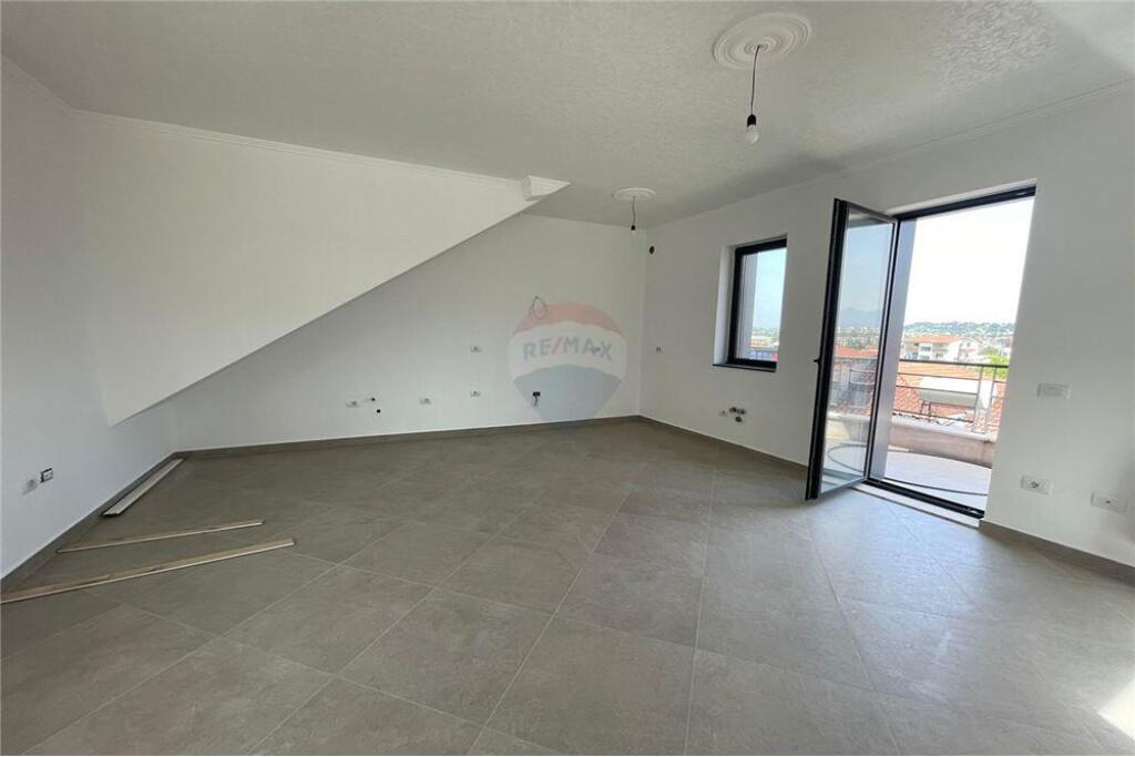 A 3-story villa is offered for sale in Kombinat.