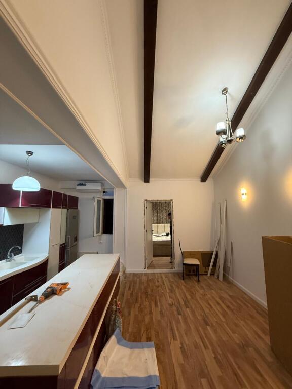 At Albi Market, an apartment is for rent.
