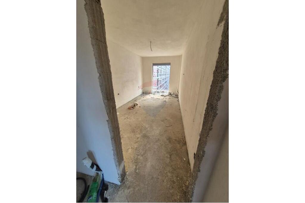 Shitet: apartament 3+1+2 me 2 poste parkimi.