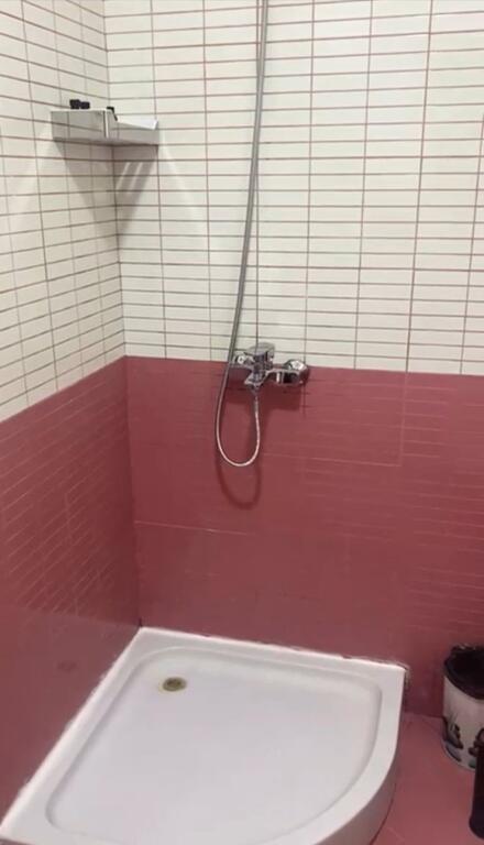 🏢Rruga Kongresi i Manastirit, pranë Pediatrisë, jepet me qera apartament 2+1+2 me post parkimi, e mobiluar.