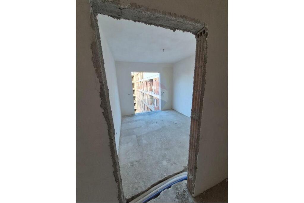 Shitet: apartament 3+1+2 me 2 poste parkimi.