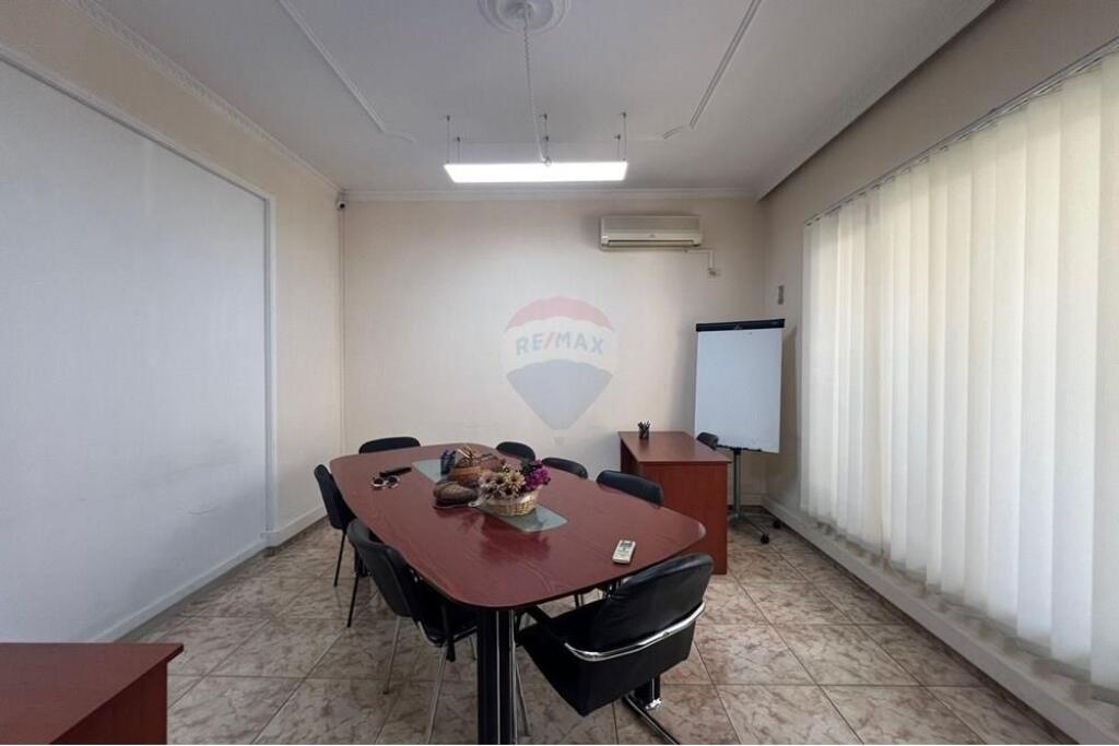 OBJECT FOR OFFICES IN THE PARIS COMMUNITY