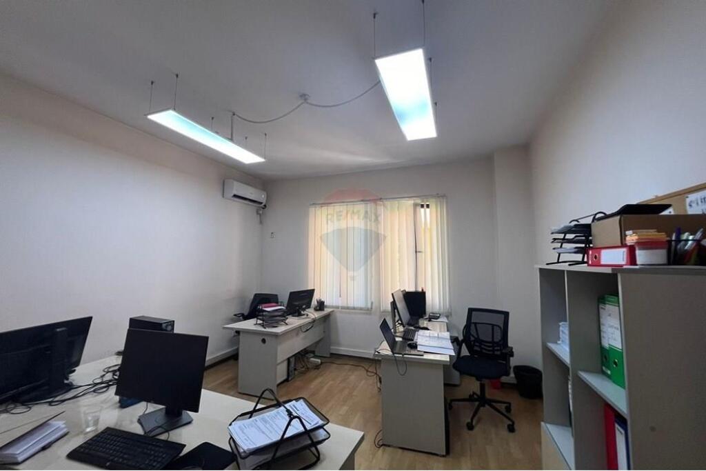 OBJECT FOR OFFICES IN THE PARIS COMMUNITY