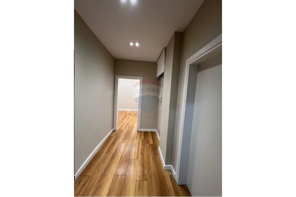 Shitet apartament 1+1 tek Rruga e Kavajes.