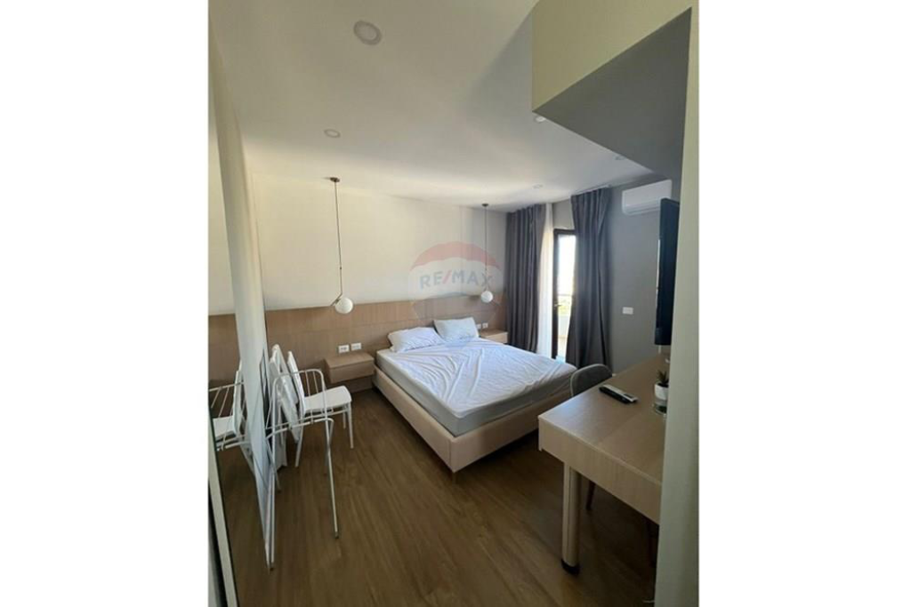 Hotel ne Shitje me pamje nga Deti, Vlore!