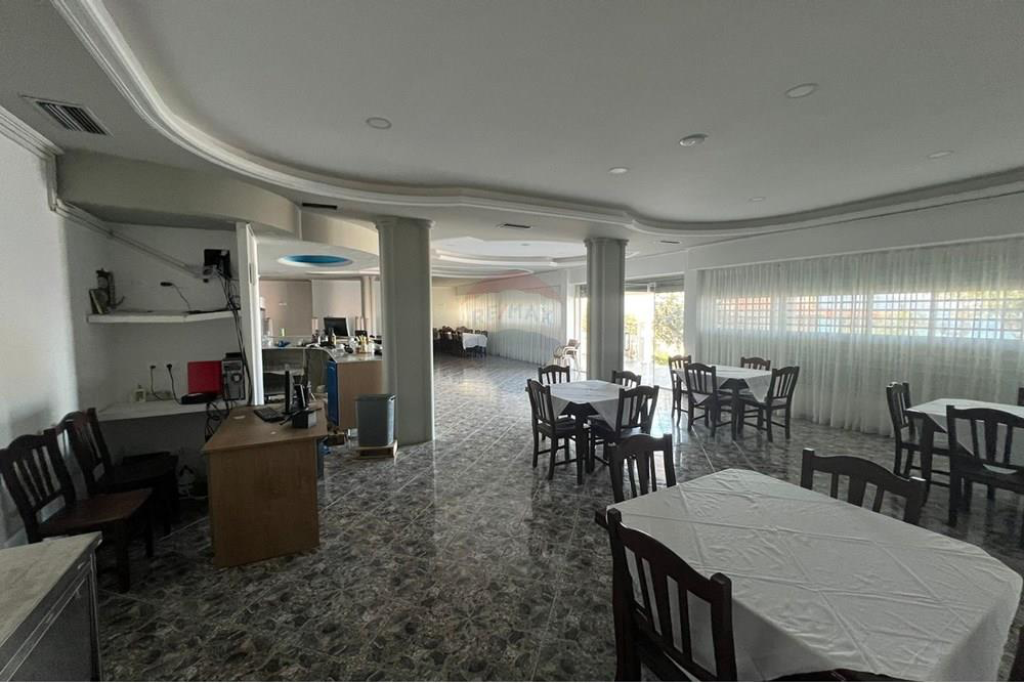 Hotel ne Shitje me pamje nga Deti, Vlore!