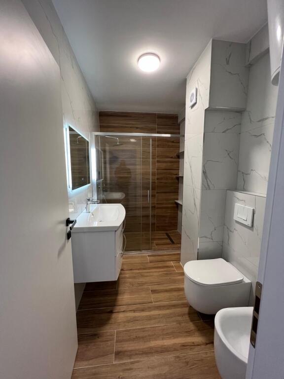 Shitet apartament 2+1 tek kompleksi fratari, Astir