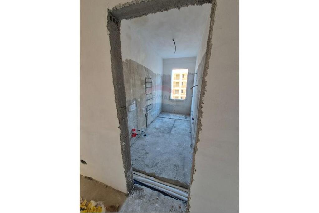 Shitet: apartament 3+1+2 me 2 poste parkimi.