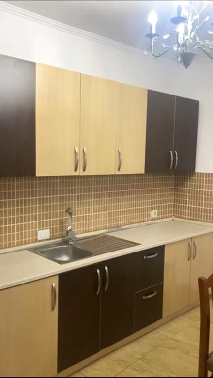 🏢Rruga Kongresi i Manastirit, pranë Pediatrisë, jepet me qera apartament 2+1+2 me post parkimi, e mobiluar.