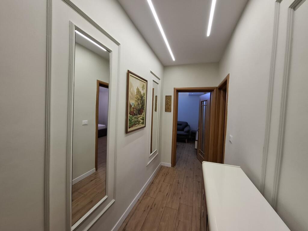 In Affitto: Appartamento 1+1 con Balcone (📍Xhamllik – Di fronte al Neptun) - 3° Piano – 60m² || €520/mese