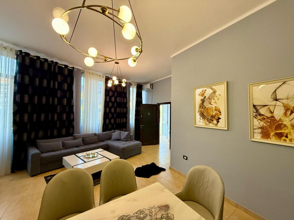 Shitet apartament 1+1 me post parkimi ne Fresk, rruga Dalip Topi