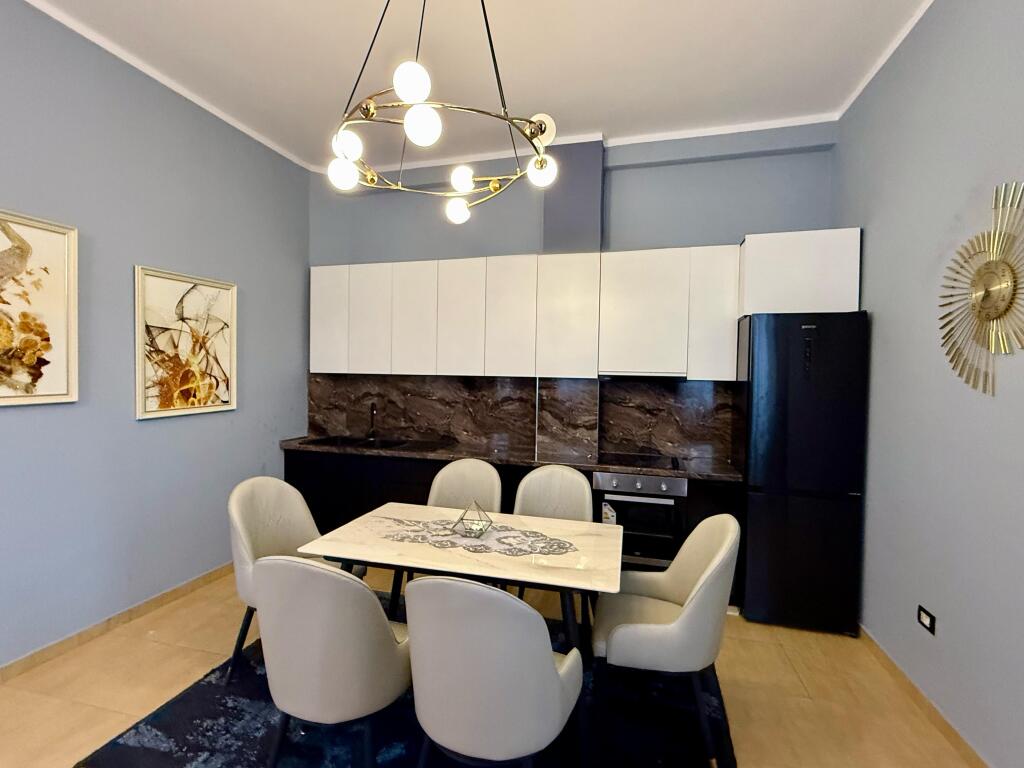 Shitet apartament 1+1 me post parkimi ne Fresk, rruga Dalip Topi