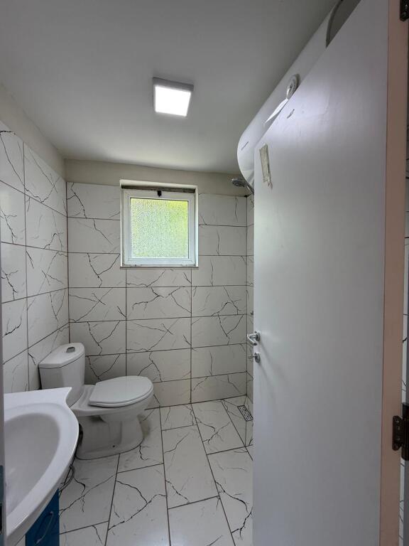 Shtëpi private një katëshe për qira në Selitë