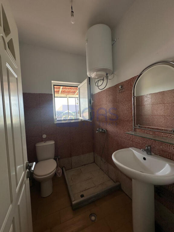 Jepet me qera hyrje ne shtepi private 1+1 te Kodra e Priftit,