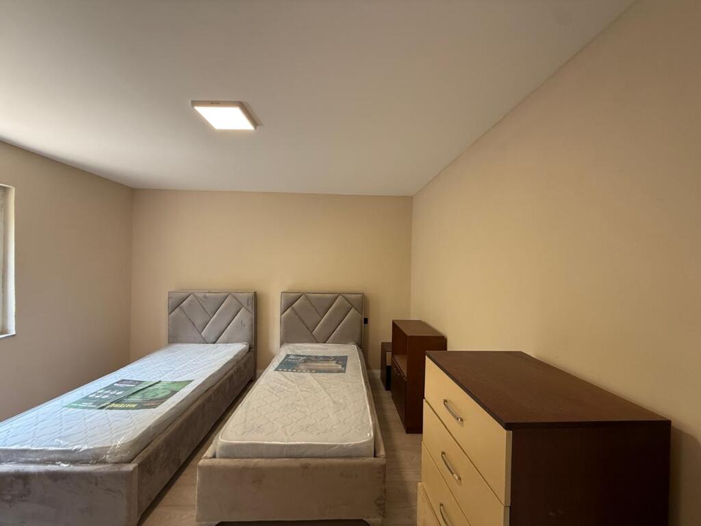 Shtëpi private një katëshe për qira në Selitë