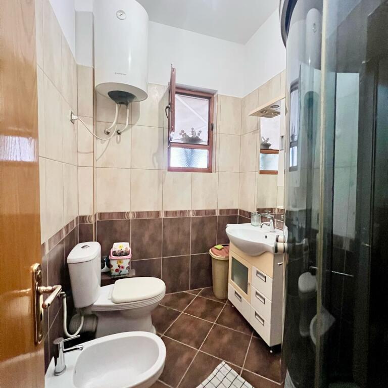 SHTEPI PRIVATE 2+1+2 POSTE PARKIMI NE SAUK