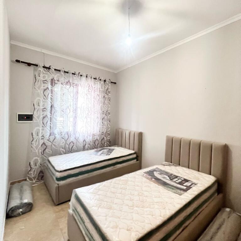SHTEPI PRIVATE 2+1+2 POSTE PARKIMI NE SAUK