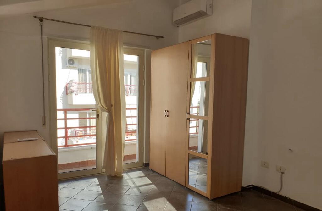 In Affitto Appartamento 4+1+3 Bagni + 2 Balconi