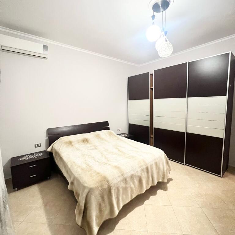 SHTEPI PRIVATE 2+1+2 POSTE PARKIMI NE SAUK