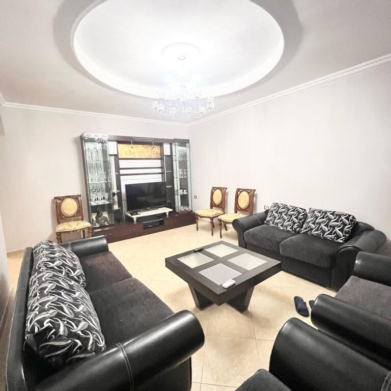 SHTEPI PRIVATE 2+1+2 POSTE PARKIMI NE SAUK