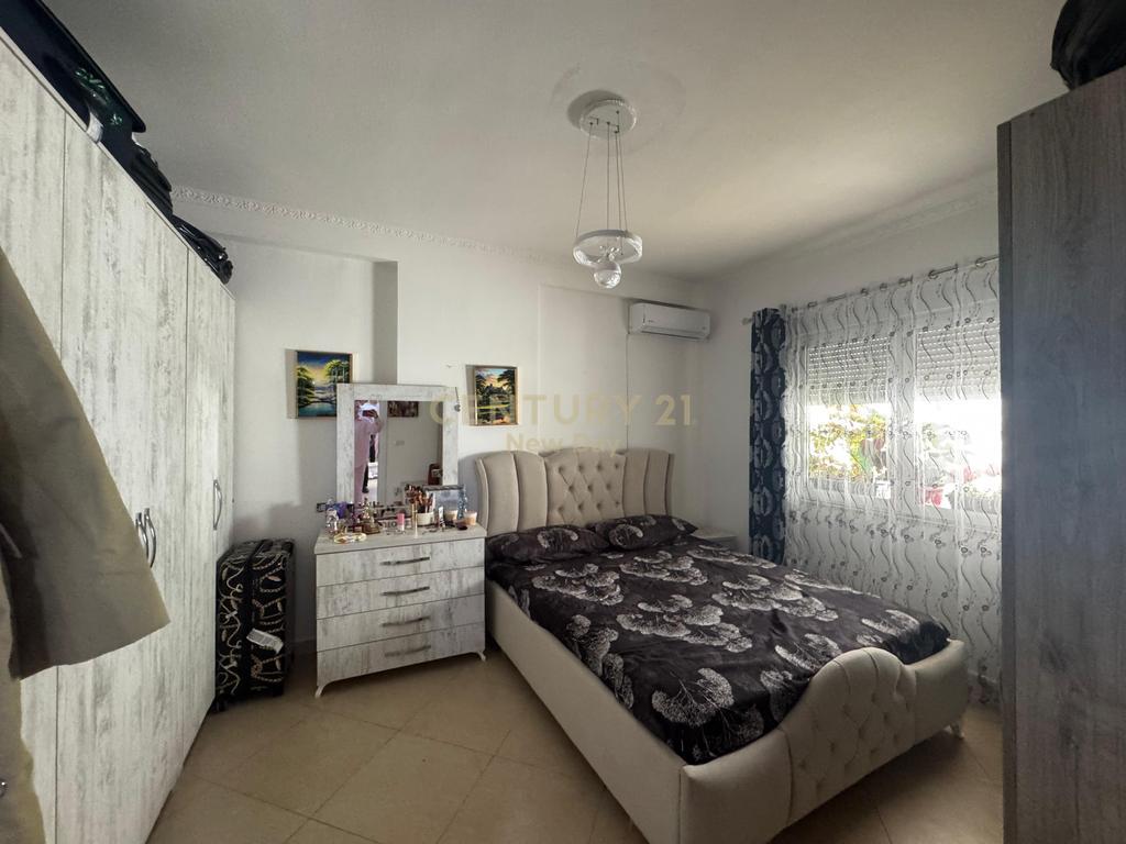 Shitet apartament 1+1 zona Ish-URT qe mund te pershtatet ne 2+1.