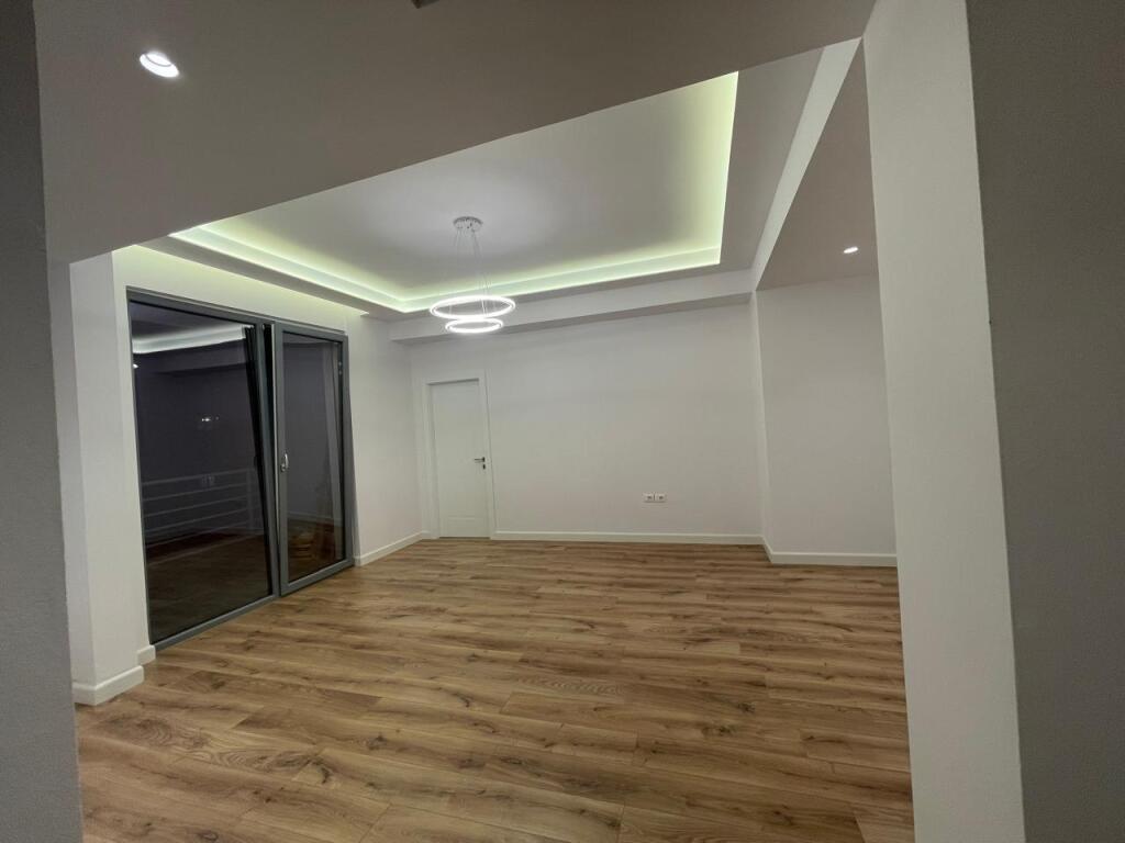 Shitet apartament 2+1 tek qendra globe, rruga Kavajës