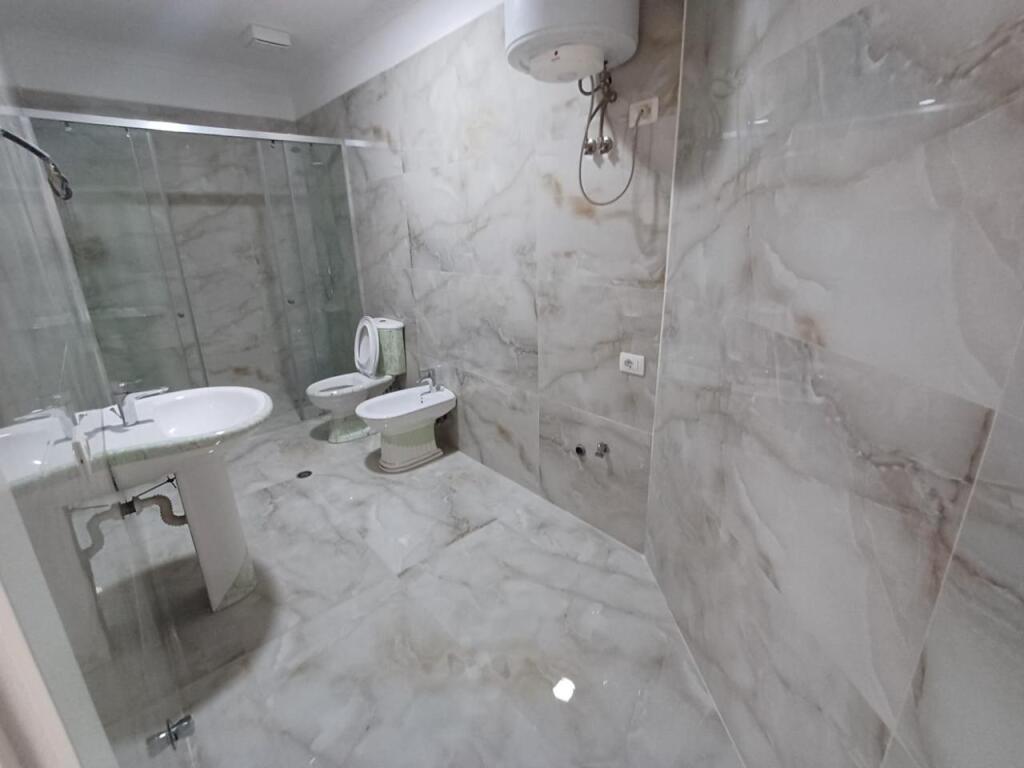 Okazion!!!! Shiten 3 apartamente ne Astir (2 apartamente 1+1 dhe nje apartament 2+1) + post parkimi 30 m2
