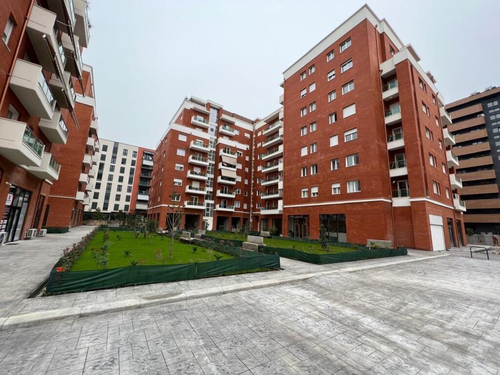 Shitet apartament 2+1+parkim tek Green City.