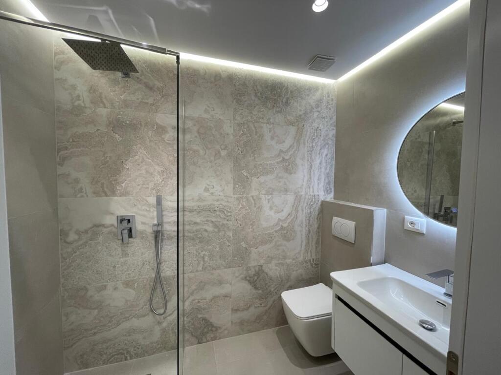 Shitet apartament 2+1 tek qendra globe, rruga Kavajës
