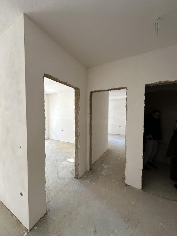 Shitet apartament 2+1+2+post parkimi tek Univers City