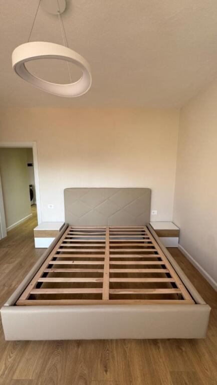 Një apartament 2+1 jepet me qera tek 21 dhjetori, rruga Kongresi Lushnjes.