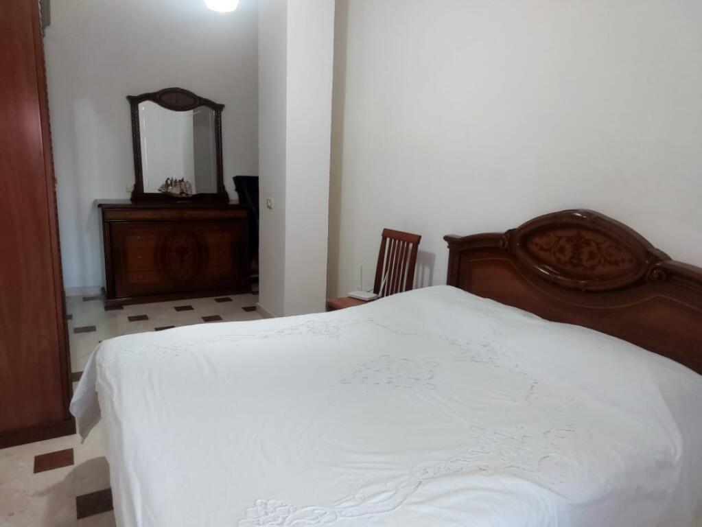 Një apartament 3+1 jepet me qera tek Pazari Ri