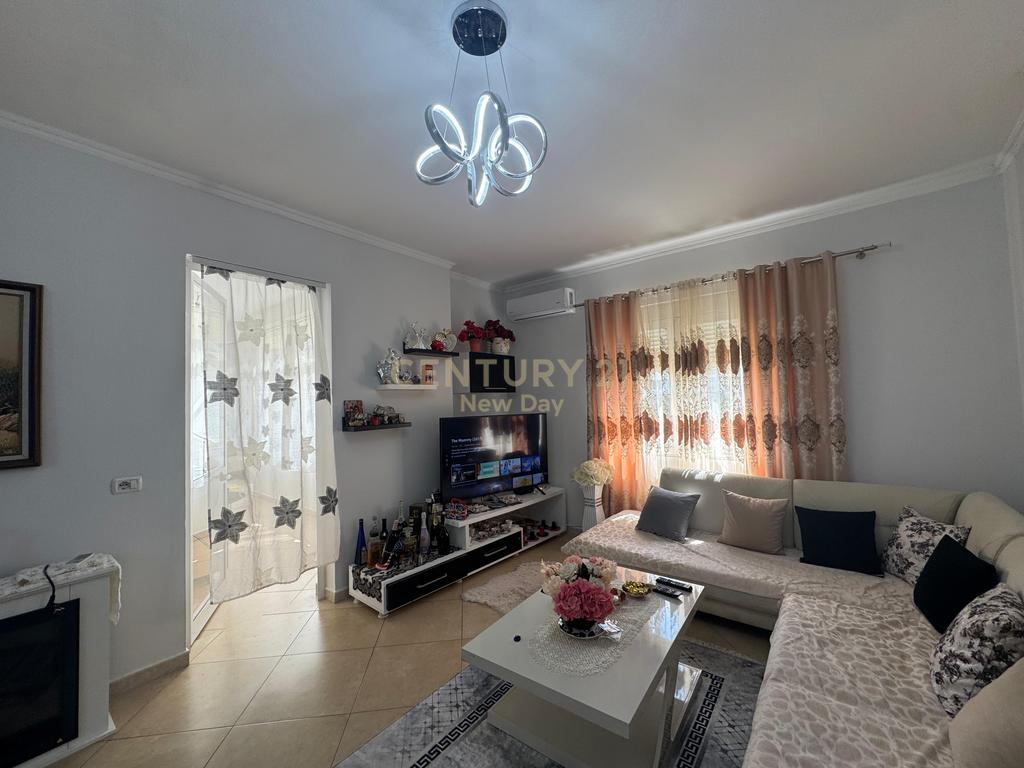 Shitet apartament 1+1 zona Ish-URT qe mund te pershtatet ne 2+1.