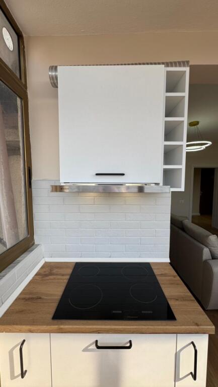 Një apartament 2+1 jepet me qera tek 21 dhjetori, rruga Kongresi Lushnjes.
