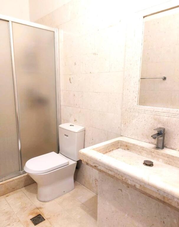 Një apartament 3+1 jepet me qera tek Pazari Ri