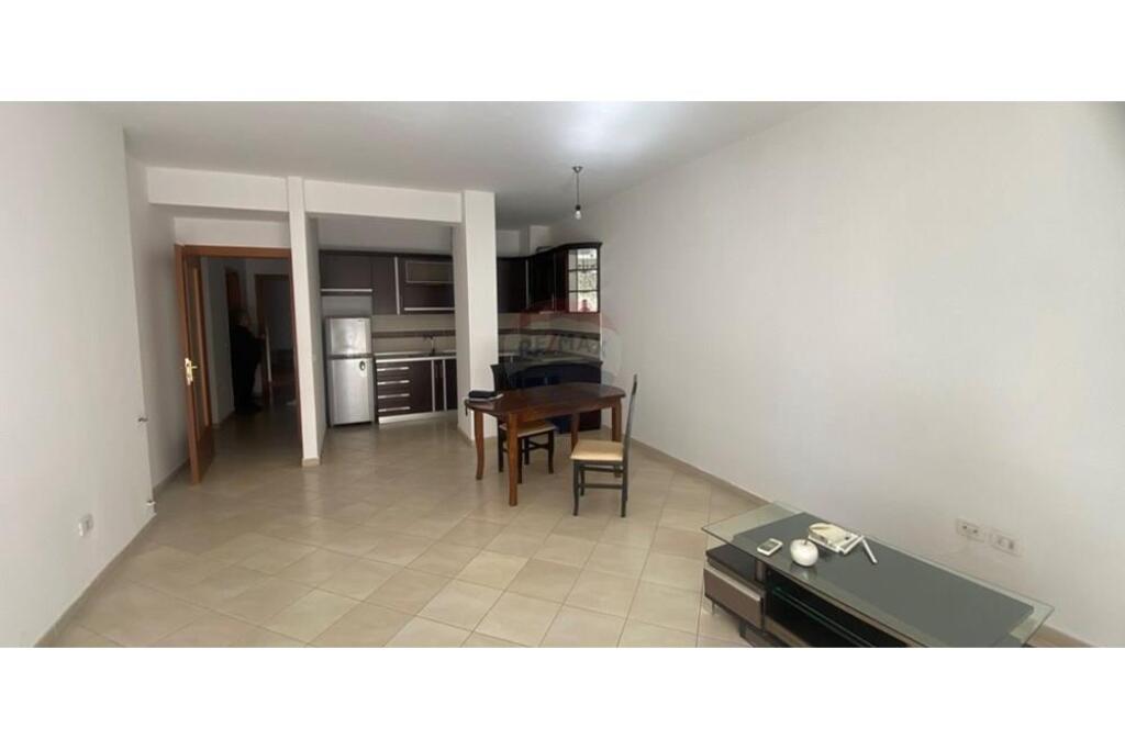 2+1+2 for rent, Kristal center