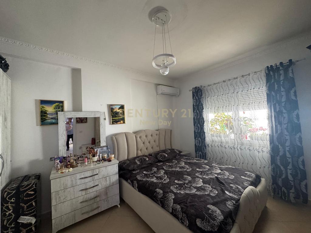 Shitet apartament 1+1 zona Ish-URT qe mund te pershtatet ne 2+1.