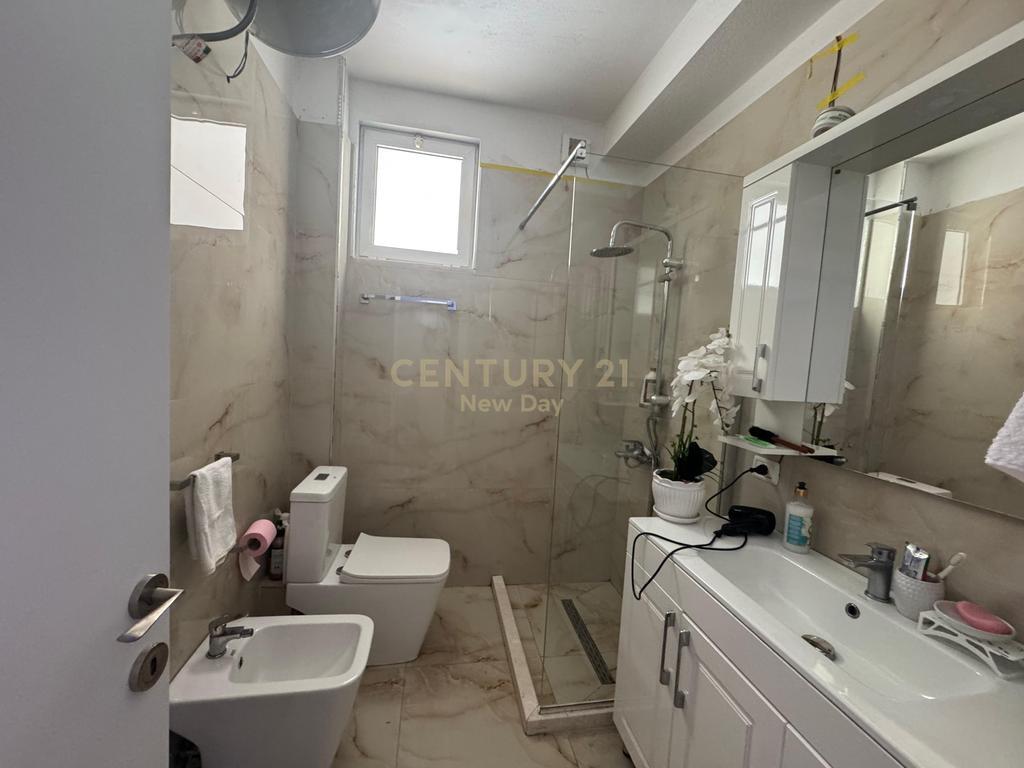 Shitet apartament 1+1 zona Ish-URT qe mund te pershtatet ne 2+1.