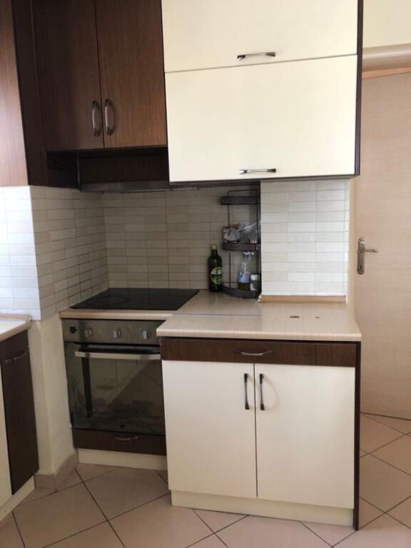 Një apartament 1+1 jepet me qera tek rrethrrotullimi selites.